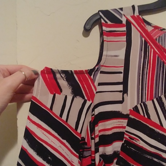 Cold shoulder print top - Picture 2 of 3